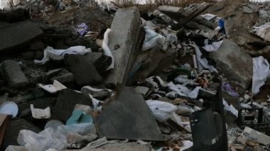 Endüstriyel ve ev atıkları. Büyük çöp yığını. Bozulmuş çöp. Çöplükte ya da çöplükte kirli ve pis kokulu atıklar. Çevresel hasar kavramı. Yakın plan. Açık havada..