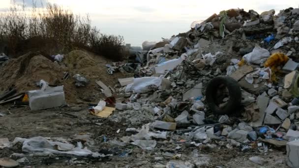 工业和家庭废物 大堆垃圾 被降级的垃圾 垃圾堆或垃圾填埋场中的污臭废物 环境损害概念 — 图库视频影像