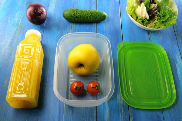Plastic lunchbox met rijpe appel, kerstomaten en andere groenten — Stockfoto