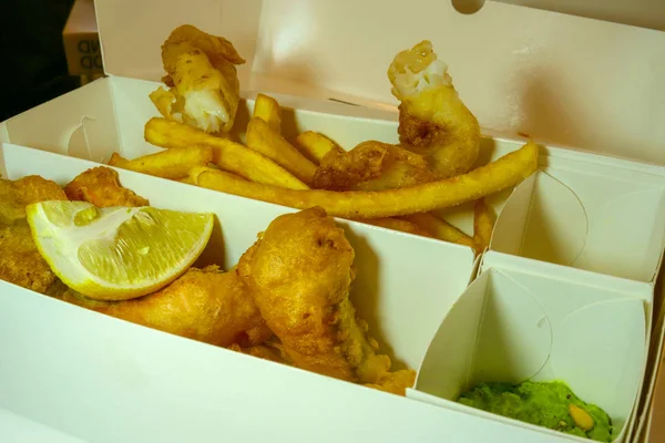 Traditional english or british takeout food - fish and chips wit — ストック写真