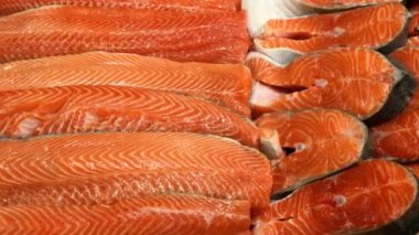 Deniz ürünleri dükkanı. Taze fileto, doğranmış çiğ somon, parça parça satılık tezgahta yatıyor. Yemek arkaplanı. Yakın plan..