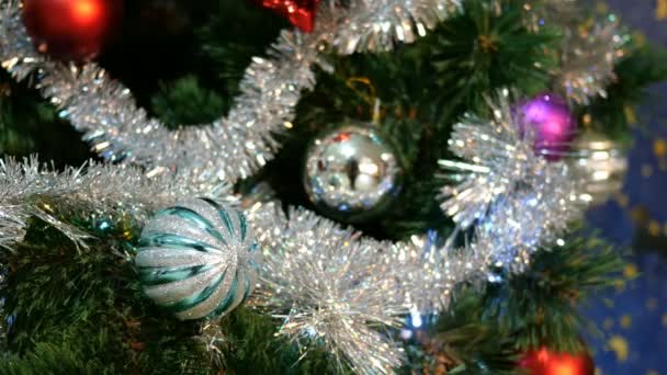 Украшенная елка. Рождественские игрушки и разноцветные шары, мигающие огни на гирлянде. Селективный фокус . — стоковое видео