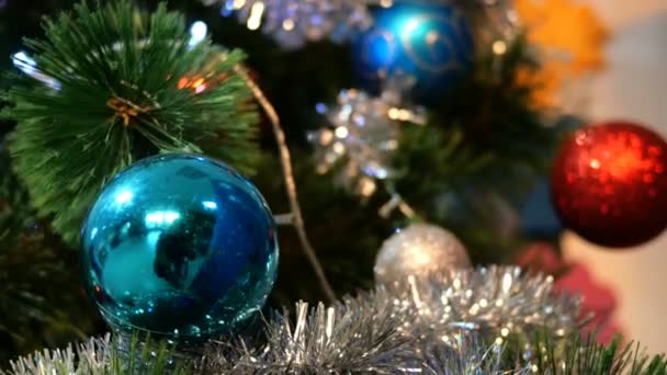 Albero di Natale decorato. Giocattoli di Natale e palle colorate, luci lampeggianti su una ghirlanda. Focus selettivo . — Video Stock