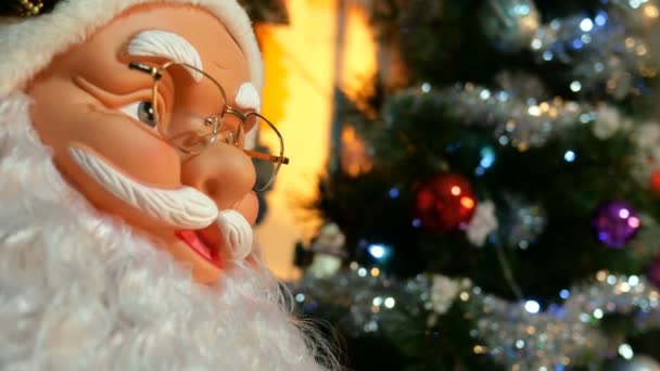 Santa Claus, vánoční stromek, blikající světla na věnci. Selektivní zaměření. — Stock video