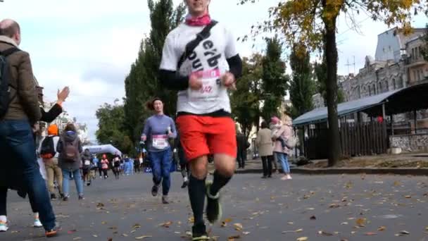 Kiev, Ukrayna, Ekim 2019: Sağlıklı aktif yaşam tarzında tanınmayan insanlar Ukrayna 'nın başkenti Kyiv' de uzun mesafe koşuyor. Çak bir beşlik.. — Stok video