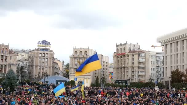 Kijów, Ukraina, sierpień 2019: - Duży tłum na wiecu protestacyjnym przeciwko władzom na Chreszczatyku, w Kijowie, Ukraina. — Wideo stockowe