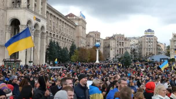 Kyjev, Ukrajina, srpen 2019: - Velký dav na protestním shromáždění proti úřadům na Kyjevě, Ukrajina. — Stock video