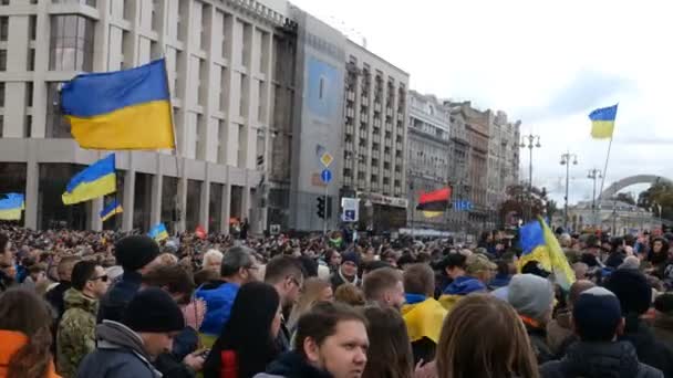 Киев, Украина, август 2019 года: - Большая толпа на митинге протеста против властей на Крещатике, Киев, Украина . — стоковое видео