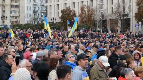 Kiev, Ucrania, agosto de 2019: Gran multitud en una manifestación de protesta contra las autoridades en Khreshchatyk, Kiev, Ucrania . — Vídeos de Stock