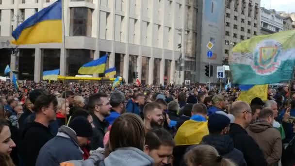 Kiev, Ukraina, augusti 2019: - Stor folkmassa vid ett protestmöte mot myndigheterna på Khresjtjatyk i Kiev, Ukraina. — Stockvideo