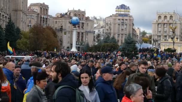 Kijów, Ukraina, sierpień 2019: - Duży tłum na wiecu protestacyjnym przeciwko władzom na Chreszczatyku, w Kijowie, Ukraina. — Wideo stockowe