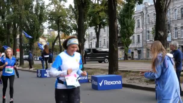 Kiev, Oekraïne, oktober 2019: - Onherkenbare mensen concurreren in gezonde actieve levensstijl hebben lange afstand lopen op straat in Kiev, Oekraïne. — Stockvideo