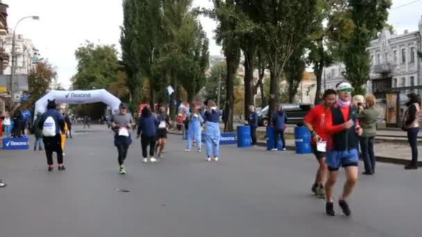 Kiev, Ucrania, octubre de 2019: - Personas irreconocibles están compitiendo en un estilo de vida activo saludable tienen larga distancia corriendo en la calle en Kiev, Ucrania . — Vídeo de stock