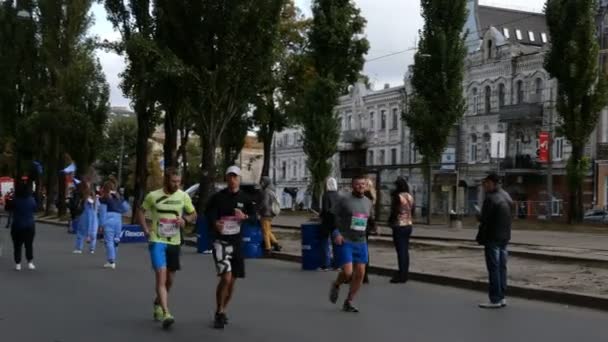 Kyjev, Ukrajina, říjen 2019: - Nerozpoznatelní lidé soutěží ve zdravém aktivním životním stylu mají dlouhý běh na ulici v Kyjevě, Ukrajina. — Stock video