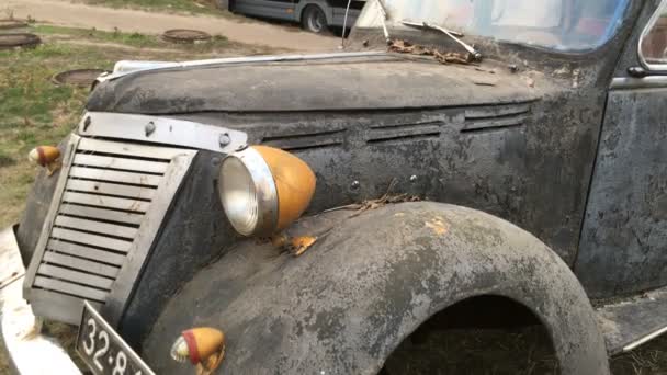 Kiev, Ucrania, diciembre de 2019: - Antiguo coche gris oxidado retro NSU-FIAT Limousine, está aparcado en la zona residencial urbana de Kiev . — Vídeo de stock