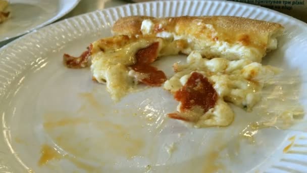 Fatias de pizza fresca quente são comidas de placa de papel com garfo descartável . — Vídeo de Stock