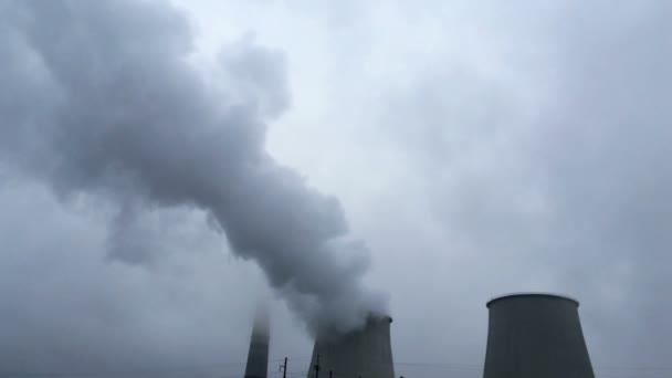 Pollution air from industrial smoking pipes from thermal station. Emission of harmful substances into atmosphere. Modern global warming. Ecological problems. — Stock Video