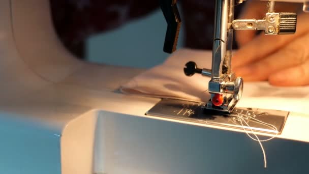Tailoring Process - Womens handen met behulp van naaimachine met licht van ingebouwde lamp, dat textiel kleding zou maken. Naald met looper en naaivoet. Handwerkconcept. — Stockvideo