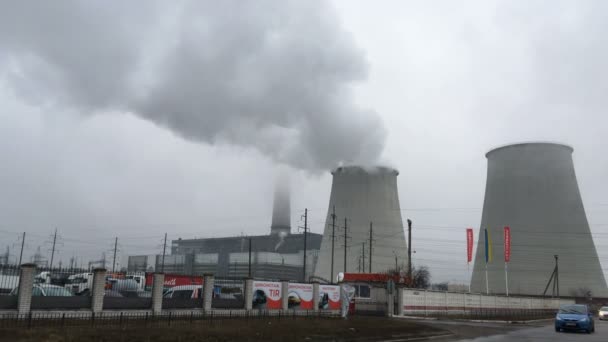 Kiev, Oekraïne, januari 2020: - Verontreinigingslucht uit industriële rookpijpen van thermische centrale. Emissie van schadelijke stoffen in de atmosfeer. Moderne opwarming van de aarde. Ecologische problemen. — Stockvideo