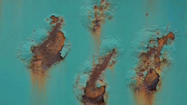 Modrá stará rezavá stěna s poškozenou a ošlehanou barvou a korozí. Abstraktní pozadí. — Stock video