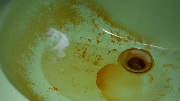 A rozsdában szennyezett mosdókagylót tisztítószerrel permetezik be a rozsda tisztítása és biztonságos használata érdekében. Házi feladat. Közelkép. — Stock videók