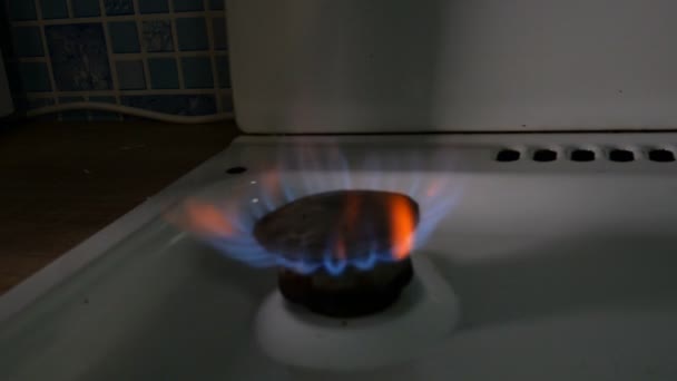 Aardgasverbranding. Vuur van oude kachel top, in de huishoudelijke keuken om te koken met vlammen propaan gas of methaan branden. Close-up. — Stockvideo