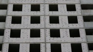 Çok katlı yeni bir bina. İnşaat halindeki bir evin pencere ve duvarları. Modern inşaat mühendisliği. İnşaat endüstrisi. Şehir inşaatı.
