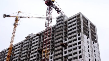 Çok katlı yeni bir bina. Bir evdeki pencereler ve duvarlar