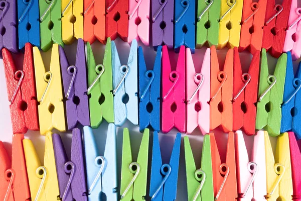 Birçok Çok Renkli Ahşap Desenli Mandallar Sırada Yatıyor Çok Renkli — Stok fotoğraf