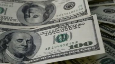 Bir sürü banknot. Yüz Amerikan doları banknotlar, ters yüz, daire şeklinde rotasyon. Finansal geçmiş. Seçici odak.