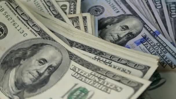Bir sürü banknot. Yüz Amerikan doları banknotlar, ters yüz, daire şeklinde rotasyon. Finansal geçmiş. Seçici odak. — Stok video