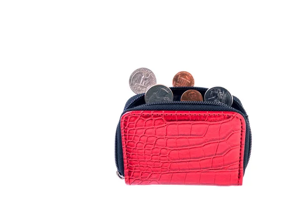 Yanında 1 sent ve çeyrek dolar olan kırmızı deri bir cüzdan. Finansal kriz, yoksulluk, parasızlık. Beyaz arka planda izole edilmiş. Düz yatıyordu. Üst Manzara. Yakın plan..
