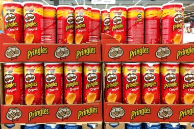 Kiev, Ukrayna, Ocak 2020: Pringles cipsli kutular bir marketin ya da süpermarketin tezgahında dururlar. İllüstrasyon başyazısı. Yakın plan. Kapalı.