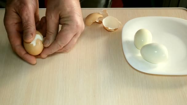 Cozinhar salada de ovo de primavera com cebola verde. Passo a passo. As mãos humanas descascam cascas de ovos fervidos . — Vídeo de Stock