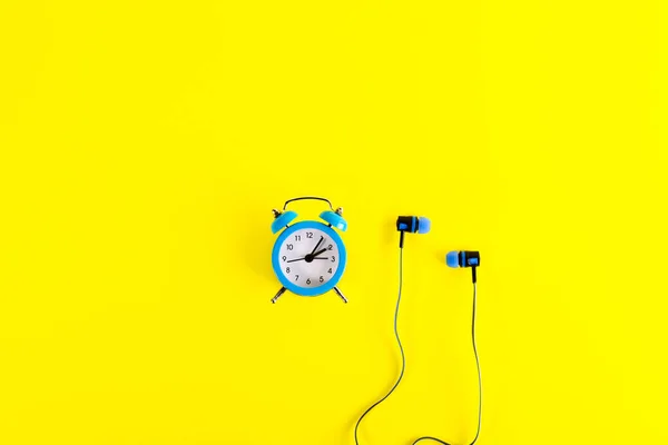Маленький Синій Класичний Будильник Сині Навушники Мінімалістичному Стилі Яскраво Жовтому — стокове фото