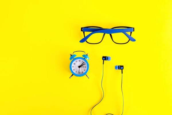 Small Blue Classic Style Alarm Clock Minimalist Style Blue Earphones — Stock Photo, Image