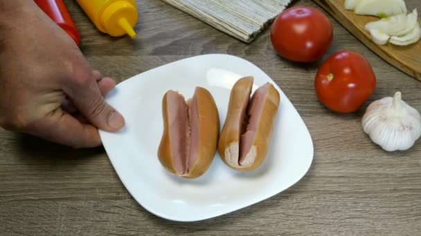 Le salsicce bollite su piatto bianco sono annaffiate con ketchup e senape da tubi. Cucina casalinga . — Video Stock