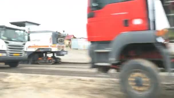 Kiew, Ukraine April 2020: - Straßenbau, Straßenbau. Die Arbeit der Baumaschinen, der Mechanismen für die Reparatur und die Verlegung des Asphaltbelags. Aus fahrendem Auto. — Stockvideo