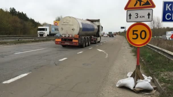 Kiev, Oekraïne april 2020: - Auto verkeer op drukke snelweg of autobaan. Veel snelle auto 's en vrachtwagens op de weg. — Stockvideo