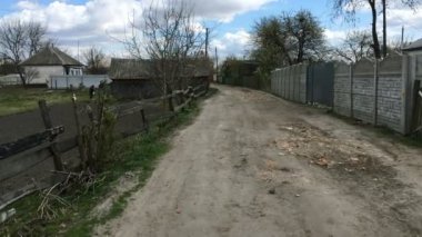 Ukrayna 'daki Covid-19 Coronavirus' tan insanların karantina ve kendi başlarına izole edilmeleri sırasında insanlar ve arabalar olmadan köyde ya da banliyöde boş bir cadde. Genel plan.