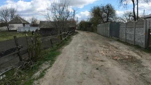 Calle vacía en la aldea o suburbio, sin personas y coches durante la cuarentena y el autoaislamiento de las personas de Covid-19 coronavirus en Ucrania. Plan global . — Vídeo de stock