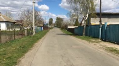 Köydeki ya da banliyödeki boş caddede koşan kıdemli aktif kadın. Spor Ukrayna 'da karantina ve kendini izole etme üzerine. Genel plan.