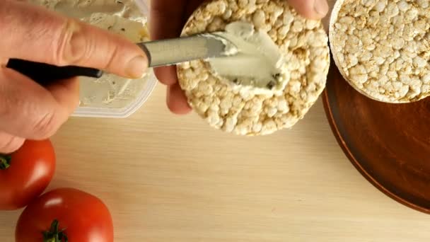 Preparação sanduíches de queijo creme vegetariano para lancheira. Instruções passo-a-passo. Passo 1. Queijo espalhado em pão crocante. Close-up . — Vídeo de Stock