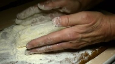 Ev yapımı yemek. Aşçı elleri ahşap mutfak tahtasına un serpiştirilmiş süzme peynirli krep yapar..