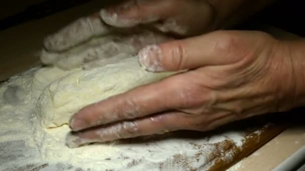Domowej roboty. Ręce szefa kuchni zrobić twarożek naleśniki z twarogiem ciasto na drewnianej desce kuchennej posypane mąką. — Wideo stockowe