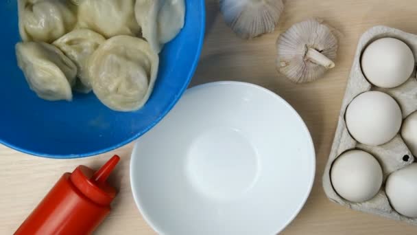 Masové knedlíky se dávají do bílé misky s kečupem. Domácí kuchyně. Jídlo shora dolů. Ležel. Horní pohled. — Stock video