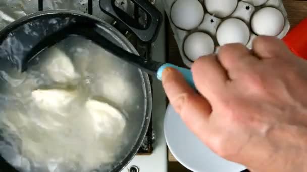 Τα ανθρώπινα χέρια αναμειγνύουν ζυμαρικά κρέατος με skimmer σε βραστό νερό στο τηγάνι για το μαγείρεμα. Σπιτική κουζίνα. Γεμίστε το φαγητό. Επίπεδη. Άνω όψη. — Αρχείο Βίντεο