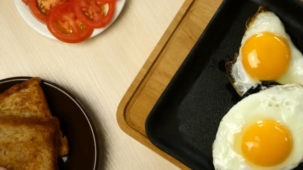 Gefrituurde Eieren Worden Geroosterd Brood Met Keukenspatel Uit Een Koekenpan — Stockvideo