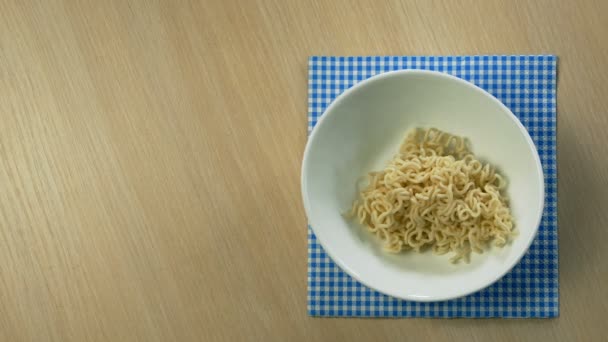 Los Fideos Ponen Plato Blanco Con Pinzas Cocina Vierten Salsa — Vídeo de stock