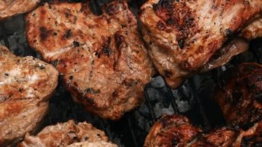 Izgara et. Izgarada ızgara leziz, iştah açıcı domuz bifteği. Hafta sonları yemek pişirmek. Yukarıdan aşağıya yemek. Yakın plan. Açık havada..